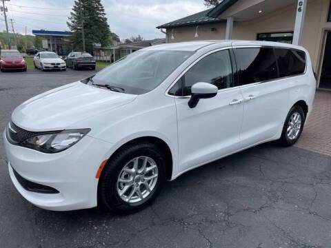 2022 Chrysler Voyager LX FWD photo
