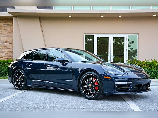 2022 Porsche Panamera GTS AWD photo