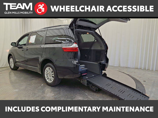 2015 Toyota Sienna XLE FWD photo