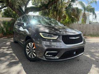 2021 Chrysler Pacifica Minivan Touring L FWD photo