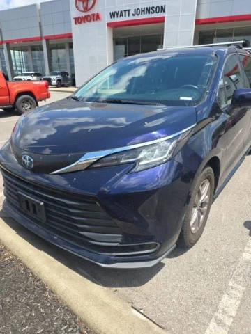 2022 Toyota Sienna LE AWD photo