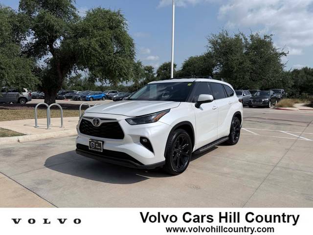 2022 Toyota Highlander LE FWD photo