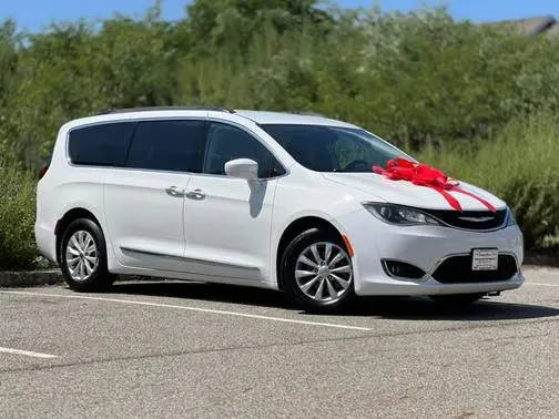 2017 Chrysler Pacifica Minivan Touring-L FWD photo