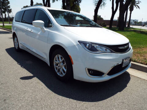 2020 Chrysler Pacifica Minivan Touring L FWD photo