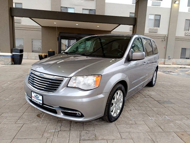 2016 Chrysler Town and Country Touring FWD photo