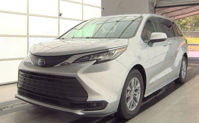 2021 Toyota Sienna XLE FWD photo