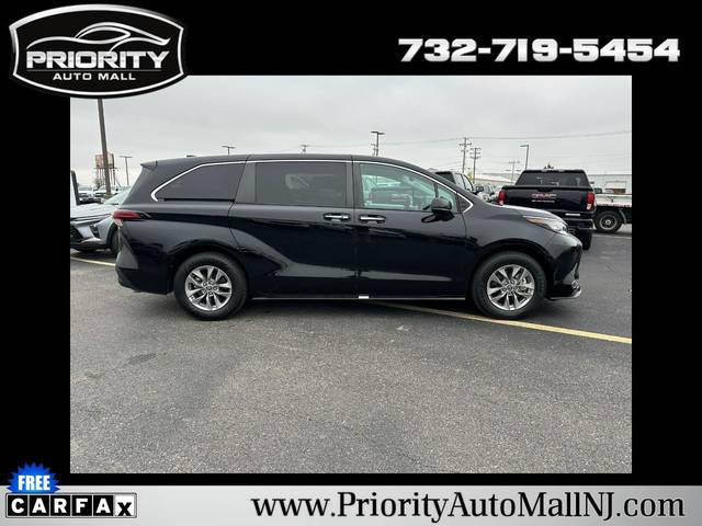 2022 Toyota Sienna XLE FWD photo