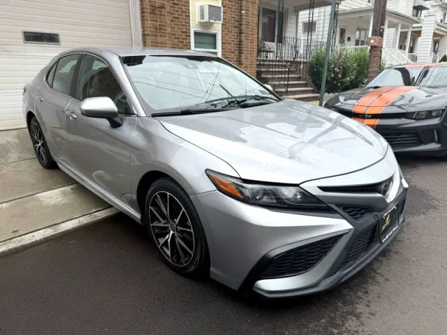 2021 Toyota Camry SE FWD photo