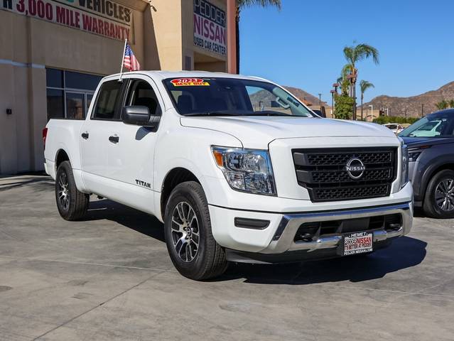 2023 Nissan Titan SV 4WD photo