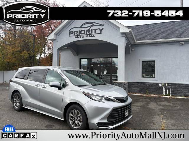 2023 Toyota Sienna LE FWD photo