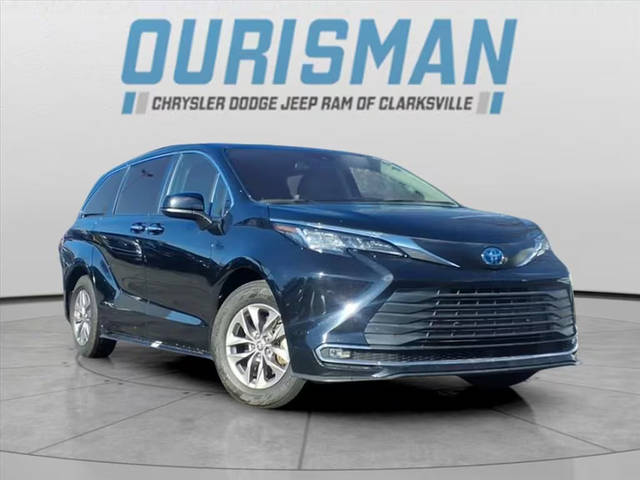 2023 Toyota Sienna XLE FWD photo