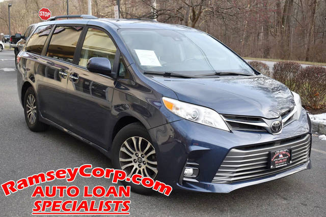 2019 Toyota Sienna XLE FWD photo