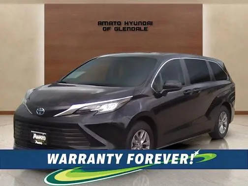 2023 Toyota Sienna LE FWD photo