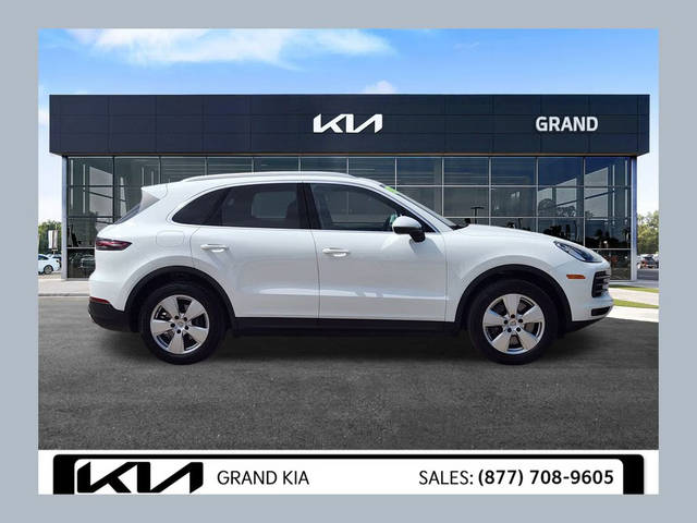 2023 Porsche Cayenne Platinum Edition AWD photo