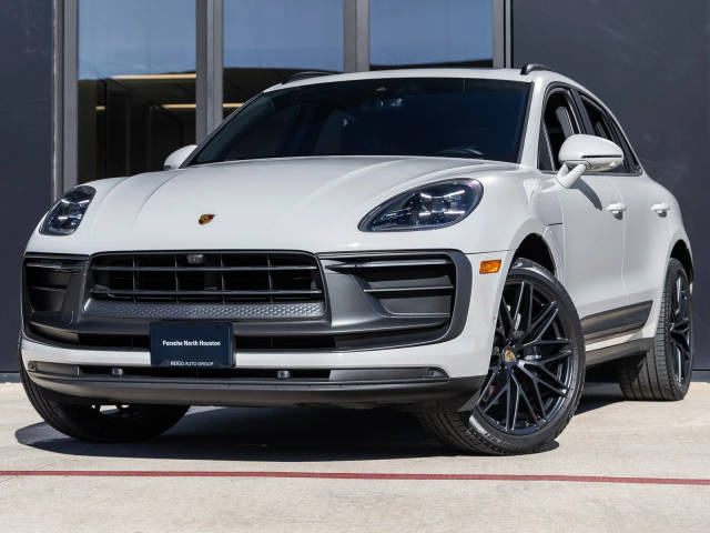 2022 Porsche Macan  AWD photo