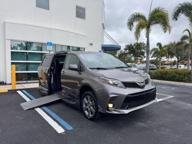 2020 Toyota Sienna SE Premium FWD photo