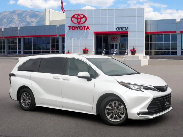 2023 Toyota Sienna XLE FWD photo