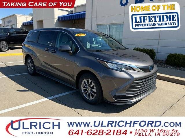 2023 Toyota Sienna LE FWD photo