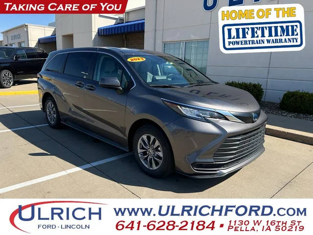 2023 Toyota Sienna LE FWD photo