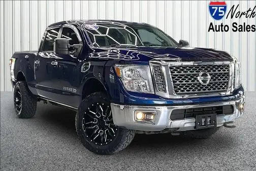 2017 Nissan Titan XD SV 4WD photo