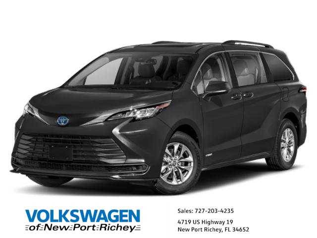 2023 Toyota Sienna LE FWD photo