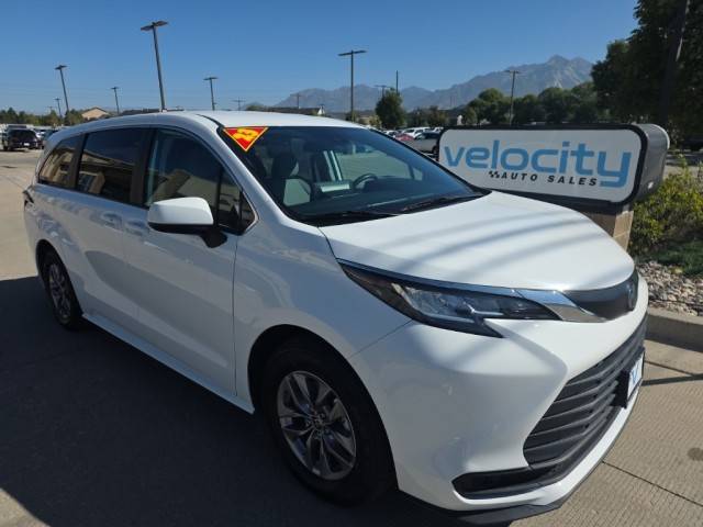 2023 Toyota Sienna LE FWD photo