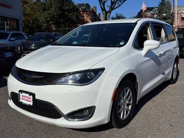 2020 Chrysler Pacifica Minivan Touring FWD photo