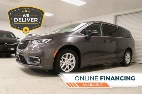 2023 Chrysler Pacifica Minivan Touring L FWD photo