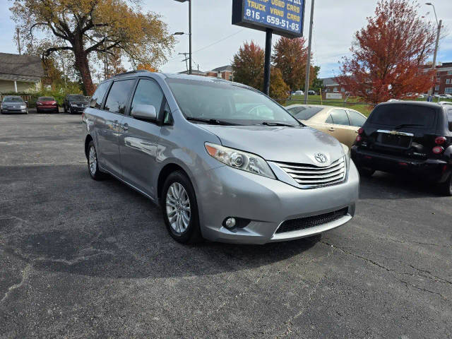 2015 Toyota Sienna XLE FWD photo