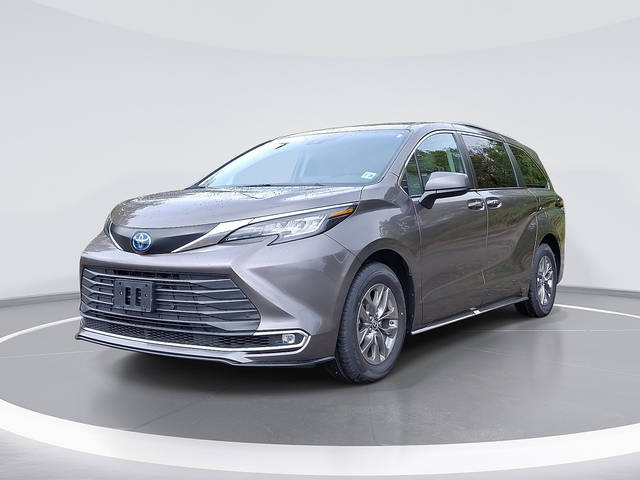2023 Toyota Sienna XLE FWD photo