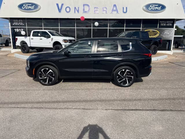 2022 Mitsubishi Outlander  4WD photo