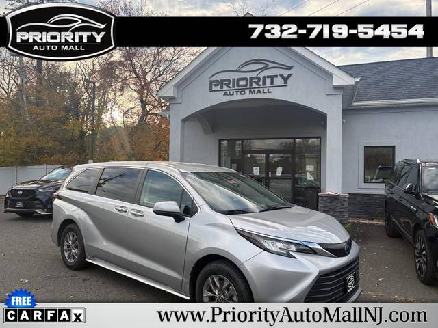 2023 Toyota Sienna LE FWD photo