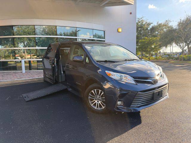 2019 Toyota Sienna XLE Premium FWD photo