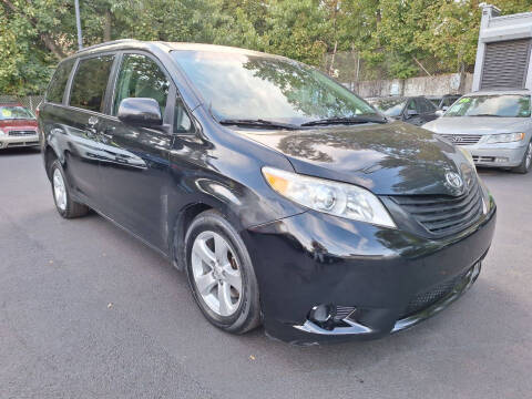 2015 Toyota Sienna LE FWD photo