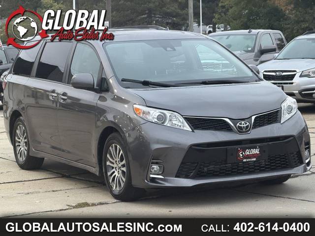 2018 Toyota Sienna XLE Auto Access Seat FWD photo