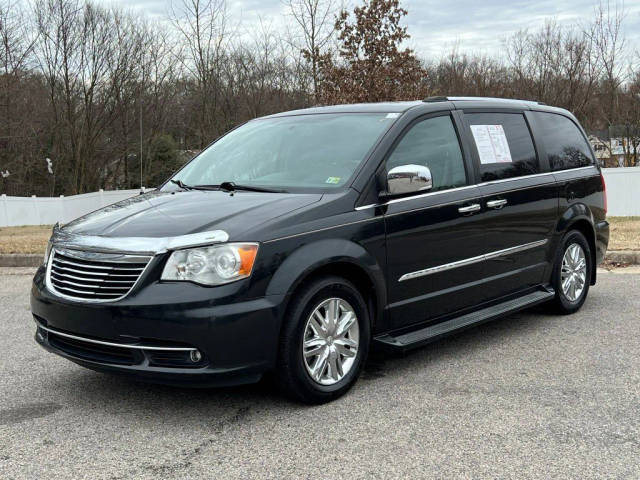 2015 Chrysler Town and Country Limited Platinum FWD photo