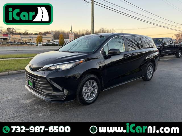 2023 Toyota Sienna LE FWD photo