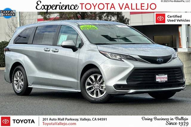 2023 Toyota Sienna LE FWD photo