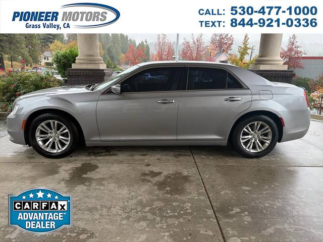 2017 Chrysler 300 Limited RWD photo