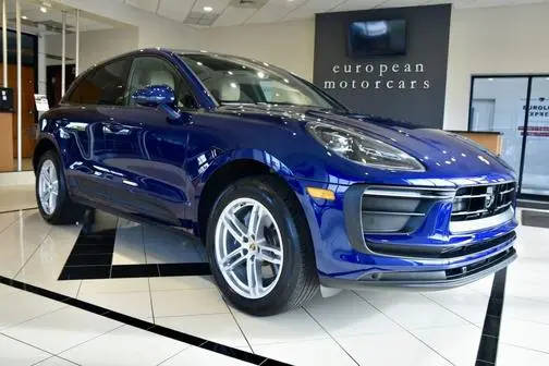 2023 Porsche Macan  AWD photo
