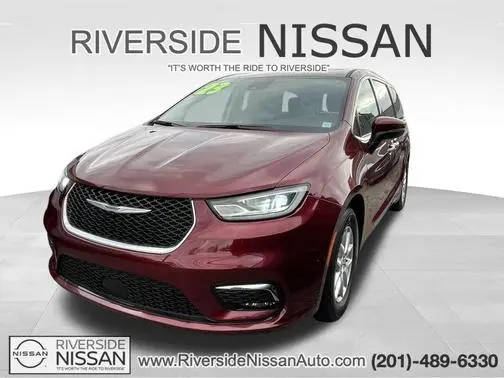 2023 Chrysler Pacifica Minivan Touring L FWD photo