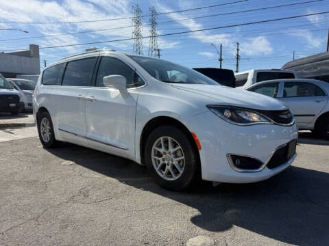2020 Chrysler Pacifica Minivan Touring L FWD photo