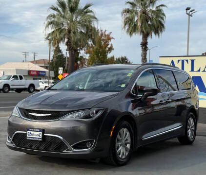 2017 Chrysler Pacifica Minivan Touring-L FWD photo