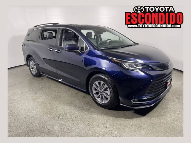 2023 Toyota Sienna XLE FWD photo