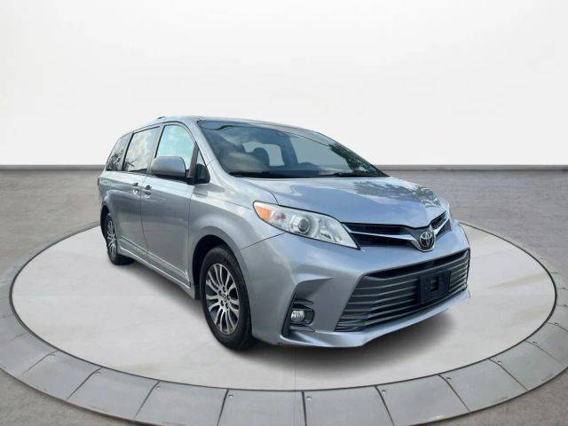 2018 Toyota Sienna XLE FWD photo