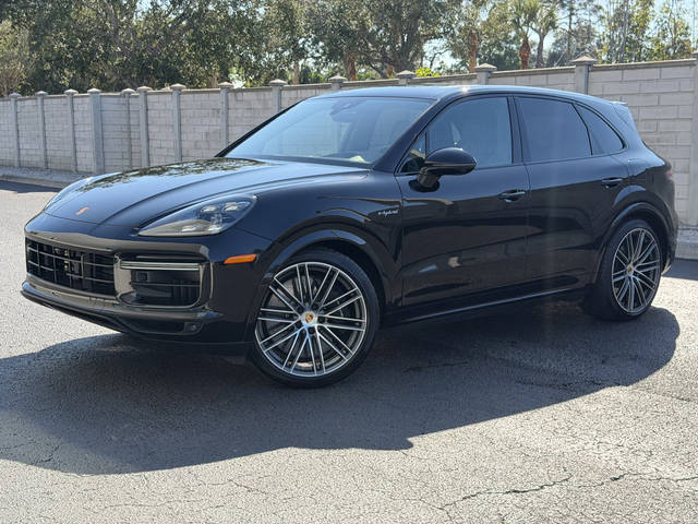 2023 Porsche Cayenne Turbo S E-Hybrid AWD photo