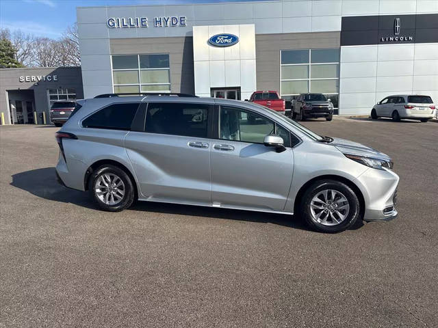 2023 Toyota Sienna XLE FWD photo