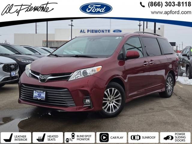 2020 Toyota Sienna XLE FWD photo