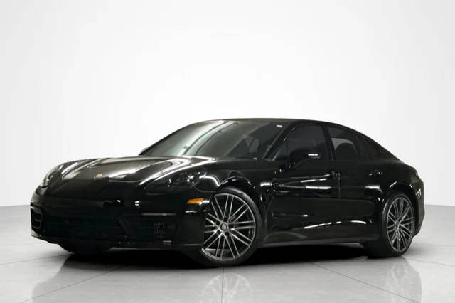 2023 Porsche Panamera  RWD photo