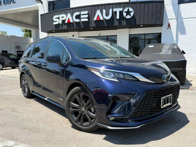 2021 Toyota Sienna XSE FWD photo